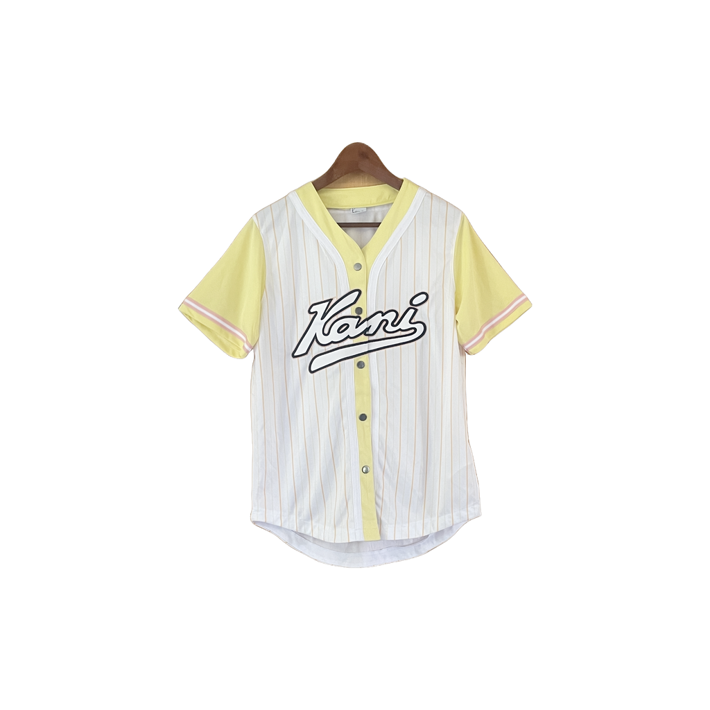 Chemise baseball Karl Kani unisexe vintage blanc rayures jaunes logo brodé – vue de face - taille M