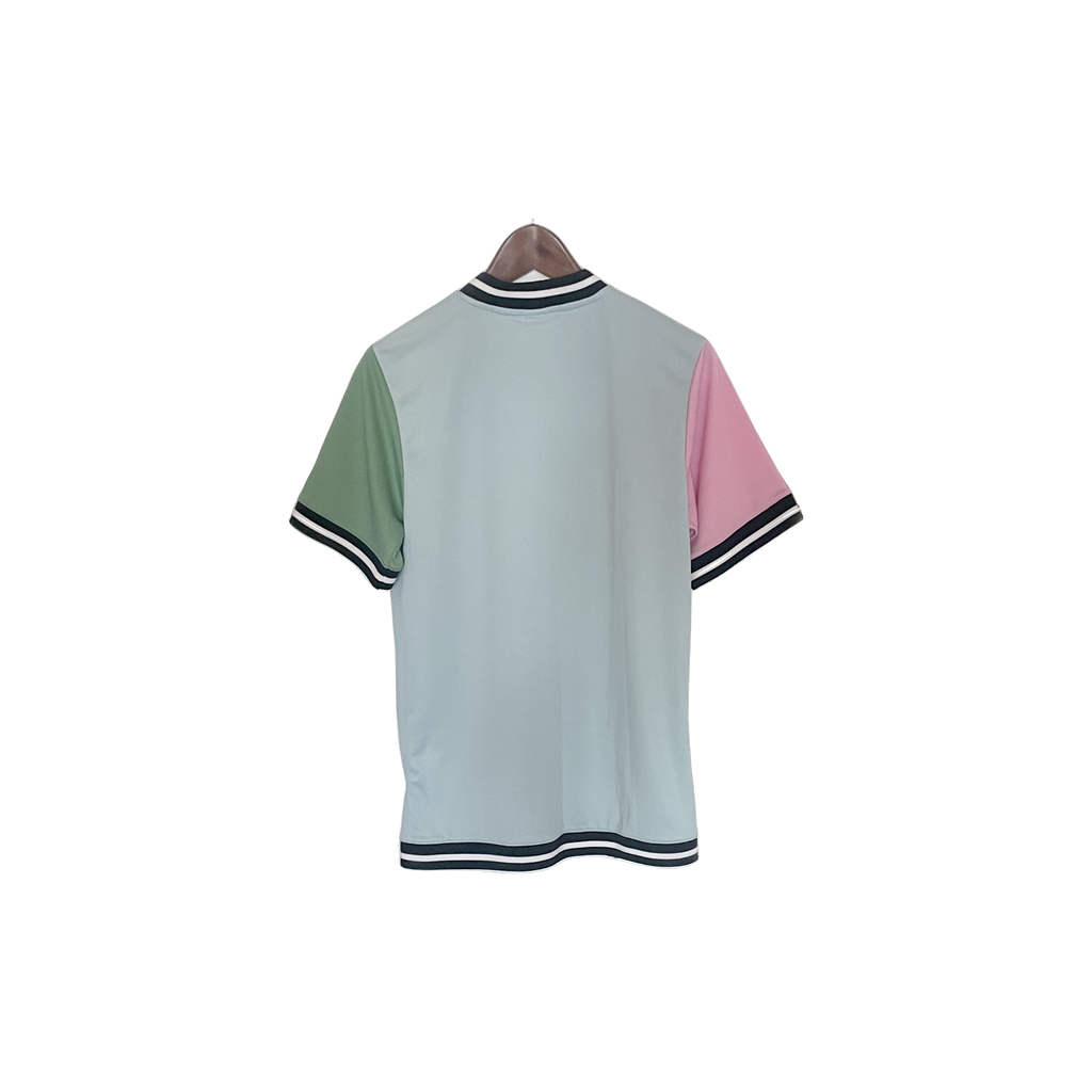 Chemise baseball Karl Kani vintage XS – vue de dos, coloris bleu clair, manche verte et rose pastel
