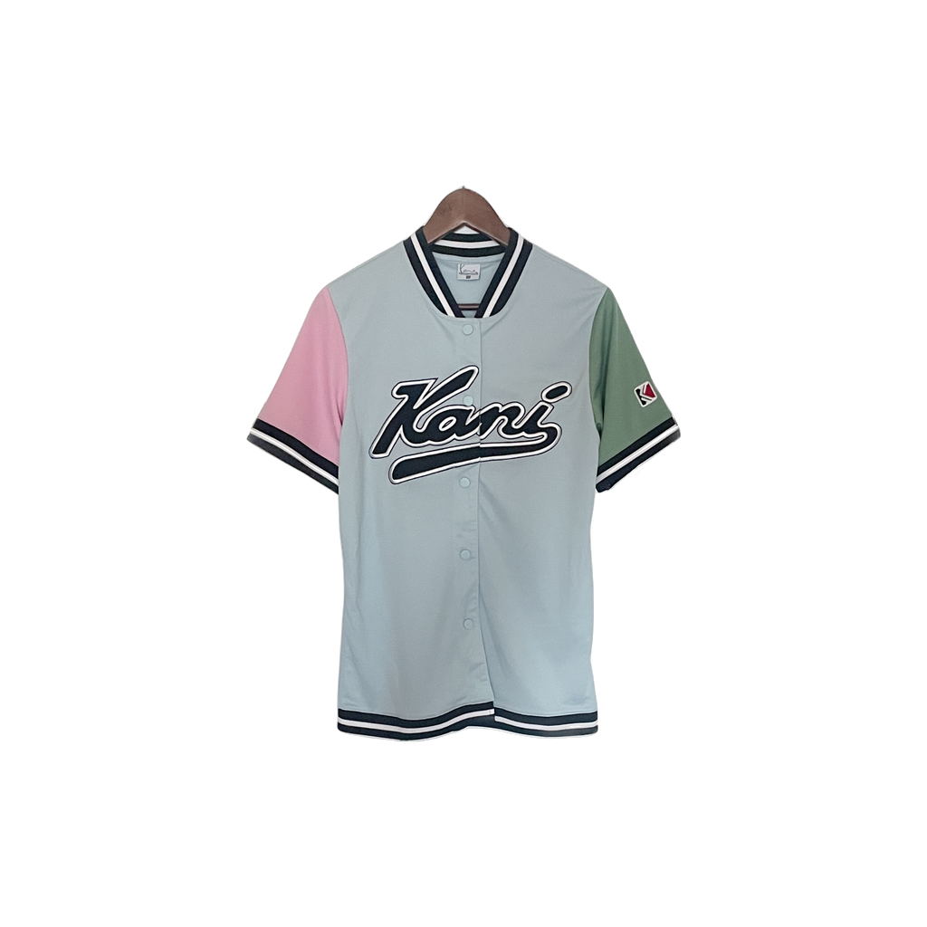 Chemise baseball Karl Kani vintage XS – vue de face, coloris bleu clair, manche verte et rose pastel