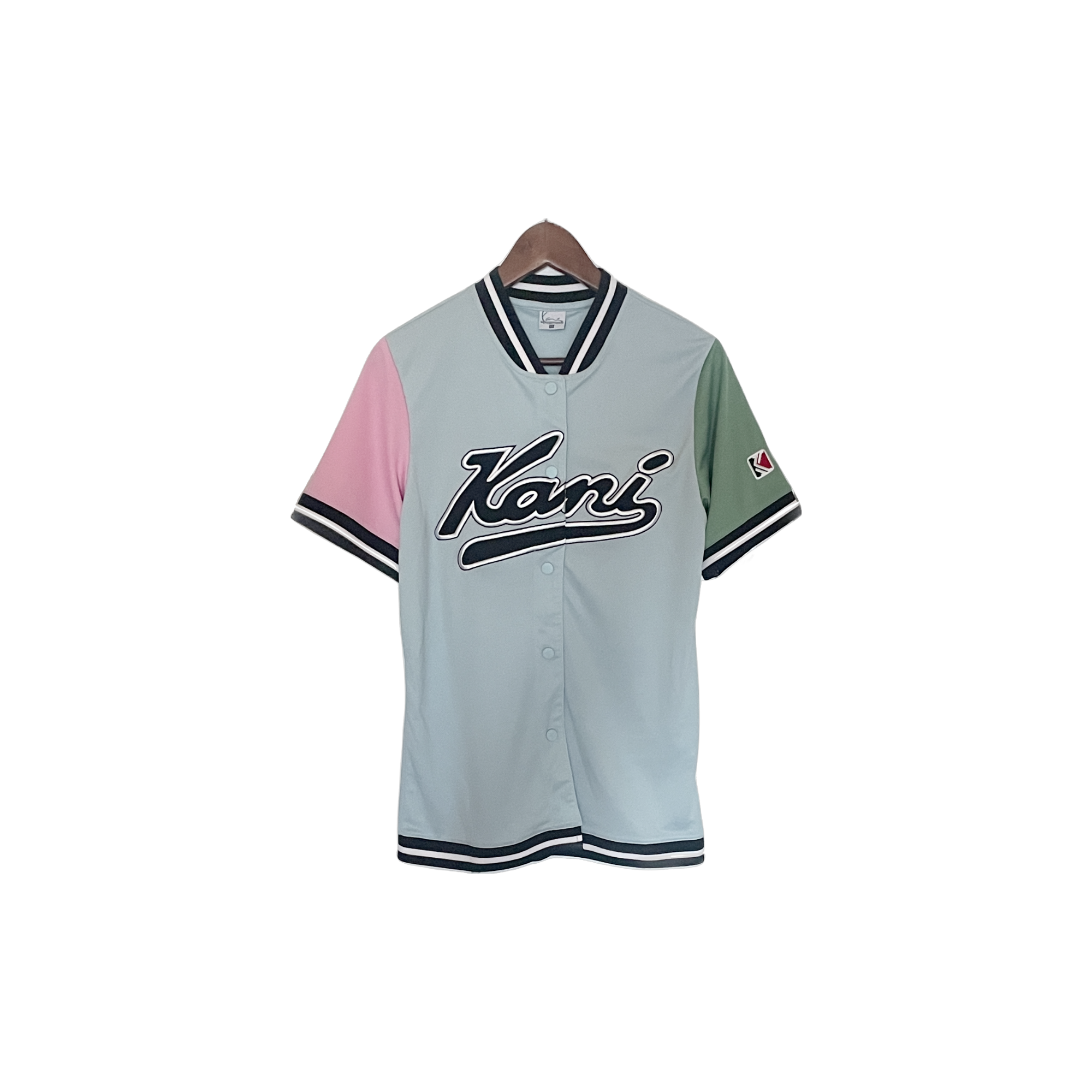 Chemise baseball Karl Kani vintage XS – vue de face, coloris bleu clair, manche verte et rose pastel