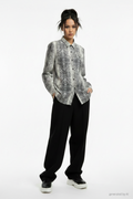 Chemisier The Kooples imprimé serpent - vue de face sur mannequin