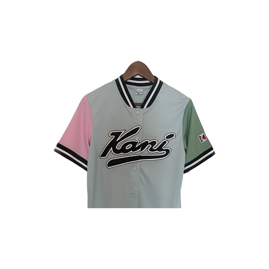 Détail chemise baseball Karl Kani vintage XS – logo manche et boutons pression, seconde main parfait état