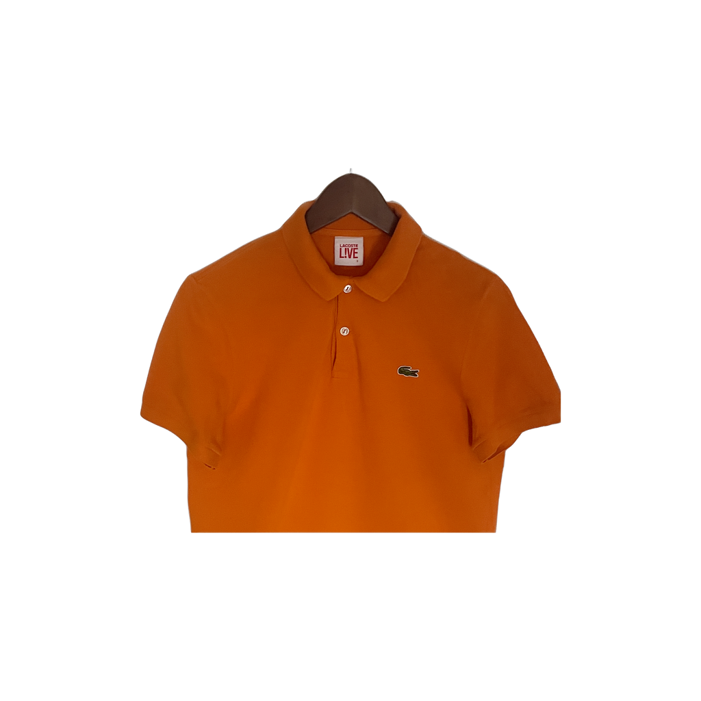Polo Lacoste Live orange – détail logo crocodile et col