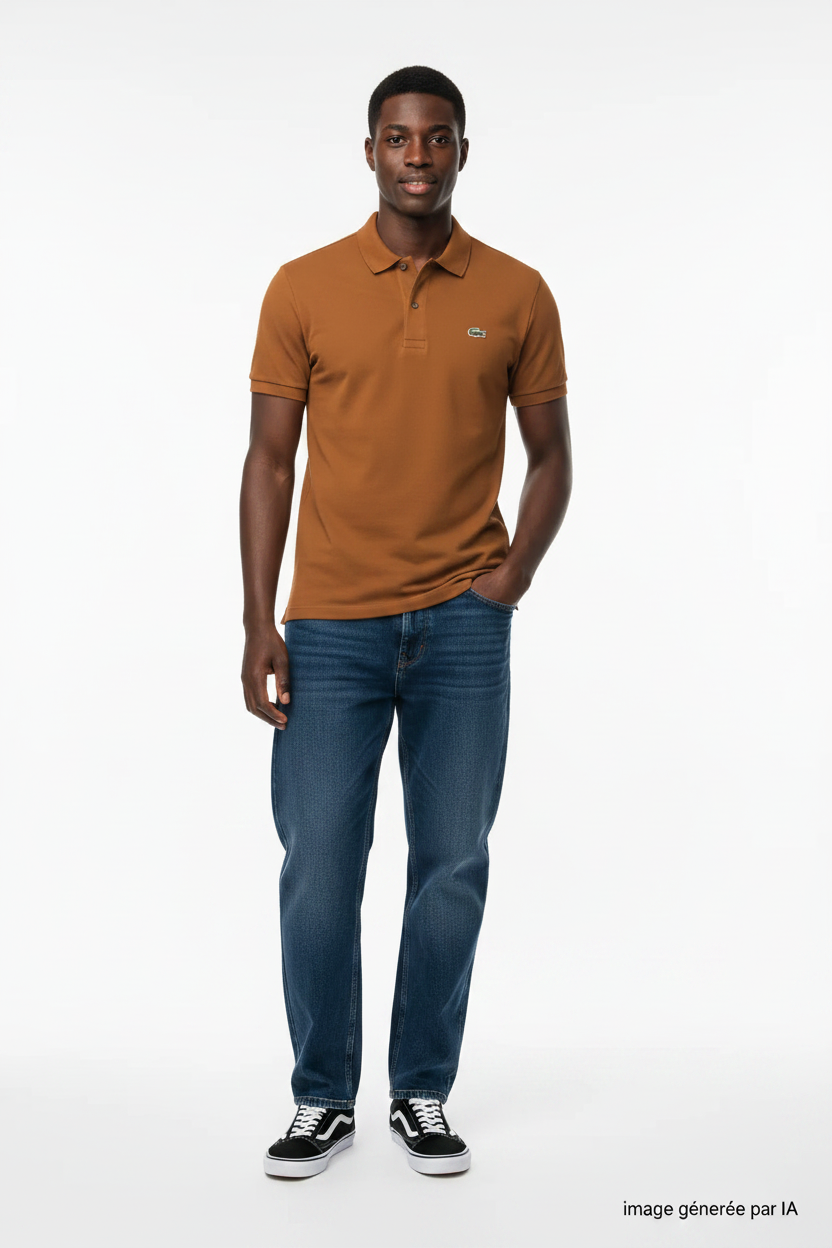 Polo Lacoste marron cognac porté par mannequin