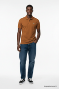 Polo Lacoste marron cognac porté par mannequin