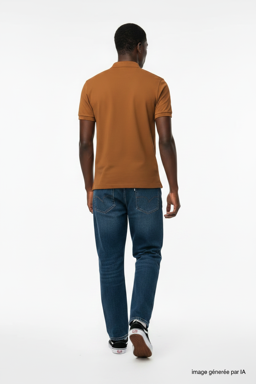 Polo Lacoste marron cognac porté par mannequin vue de dos