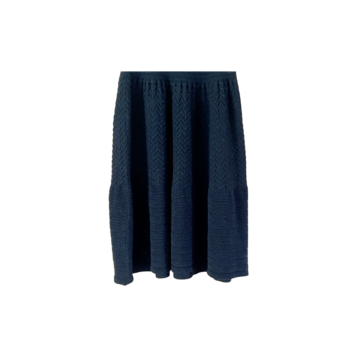 Robe Sandro femme T3 détail bas — noire maille chevrons coupe patineuse sans manches haut ajusté — seconde main élégante — Epok Label