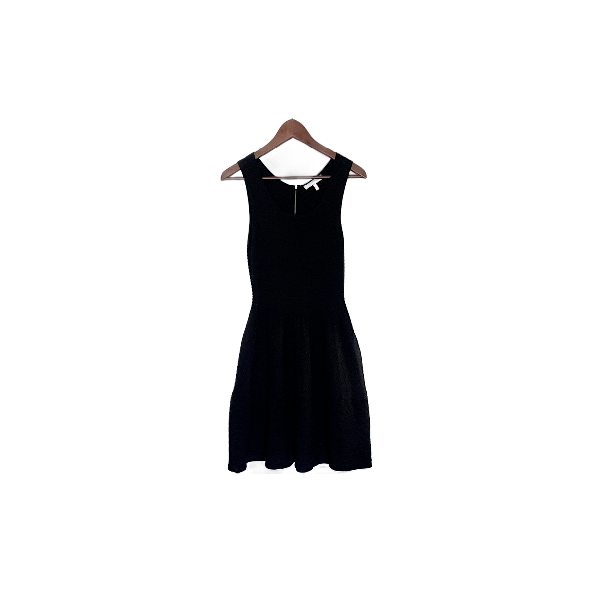 Robe Sandro femme T3 face — noire maille chevrons coupe patineuse sans manches haut ajusté — seconde main élégante — Epok Label