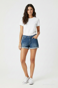 Short en denim porté par une femme en basket
