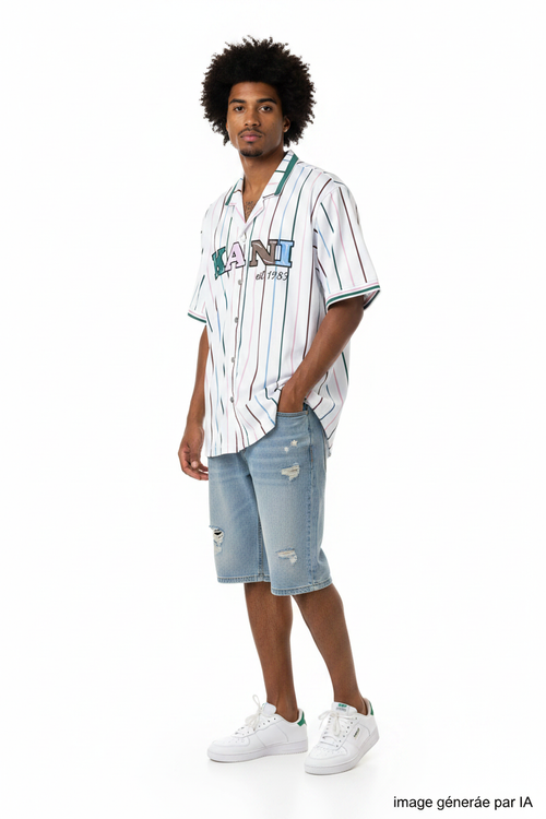 Chemise baseball Karl Kani portée par un mannequin