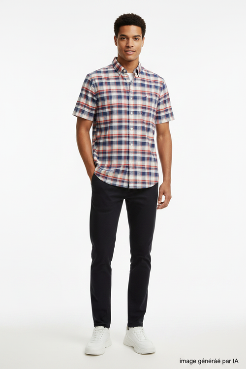 Chemise Tommy Hilfiger manches courtes carreaux rouge blanc bleu portée par mannequin baskets