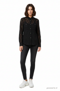 Chemisier The Kooples noir dentelle épaisse boutons strass poches mannequin baskets
