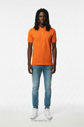Polo Lacoste Live orange – homme porté en baskets