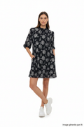 Robe noire fleurie portée par mannequin baskets