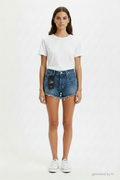 Short Levi's 501 bleu marine porté femme fond blanc