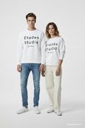 Sweat Études Studio porté par un homme et une femme